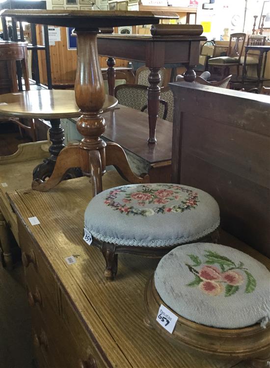 Octagonal top table, 2 foot stools and a coffee table(-)